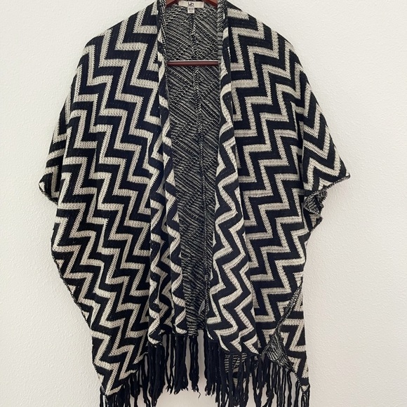 Chevron wrap fringed shawl / ruana - Picture 2 of 8